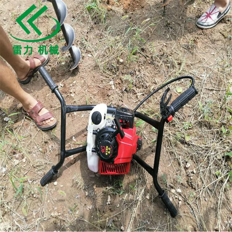 挖树坑机安全运转在山体之间